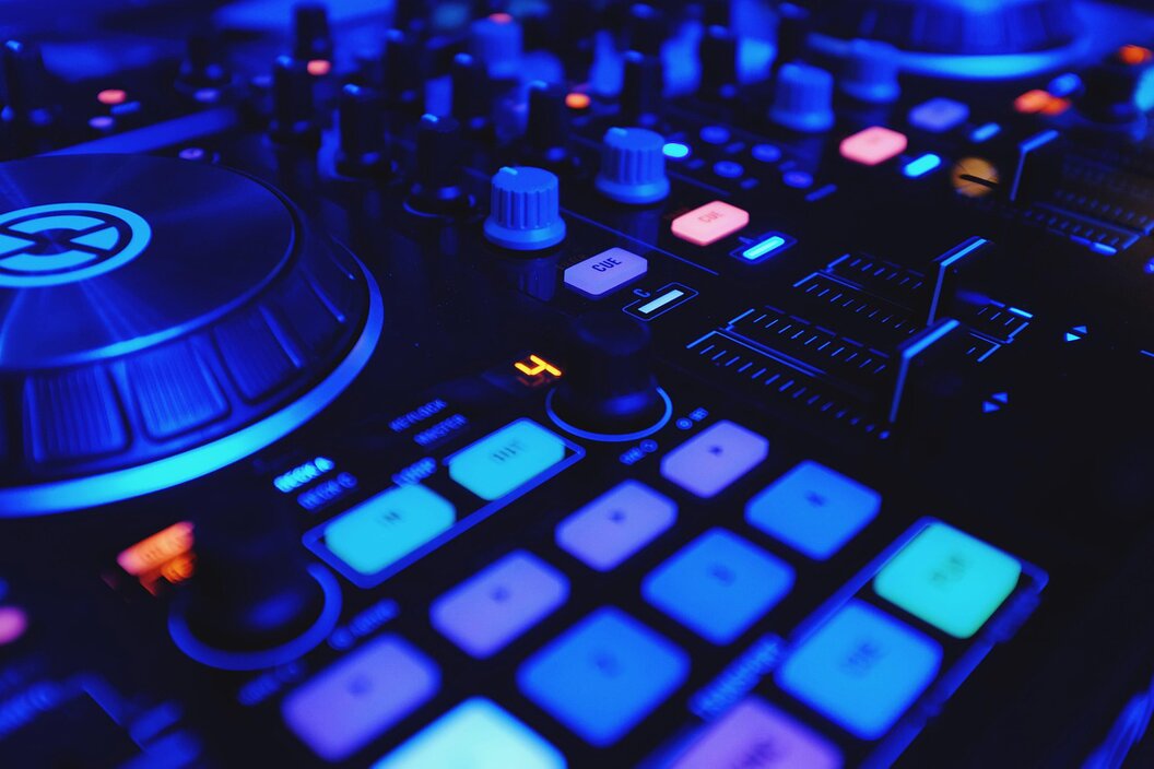Mikrofon a mixážní pult v rádiovém studiu